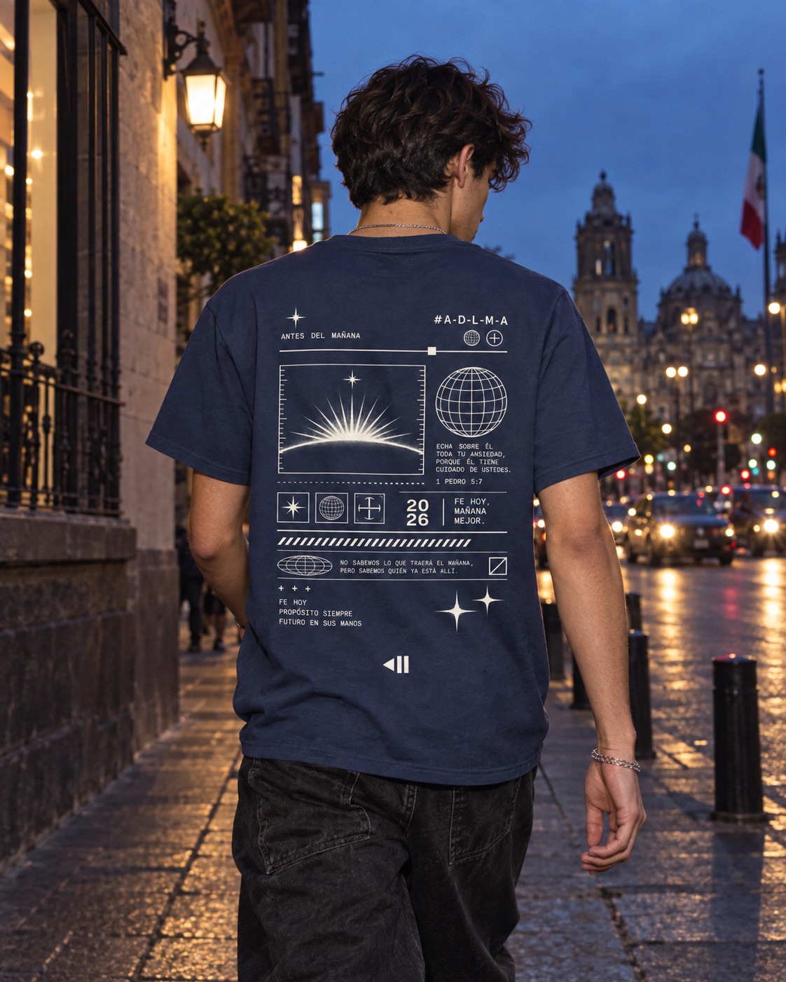 Persona usando la camiseta azul La Previa