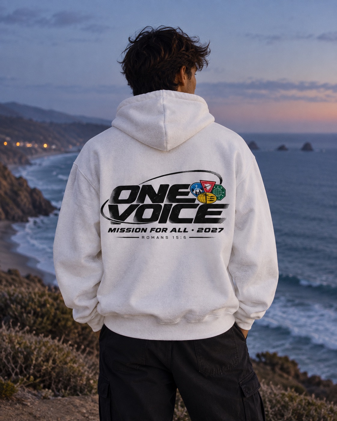Persona usando la sudadera blanca One Voice